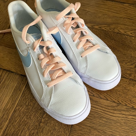 EUC Nike Leather Sneakers - Picture 5 of 9